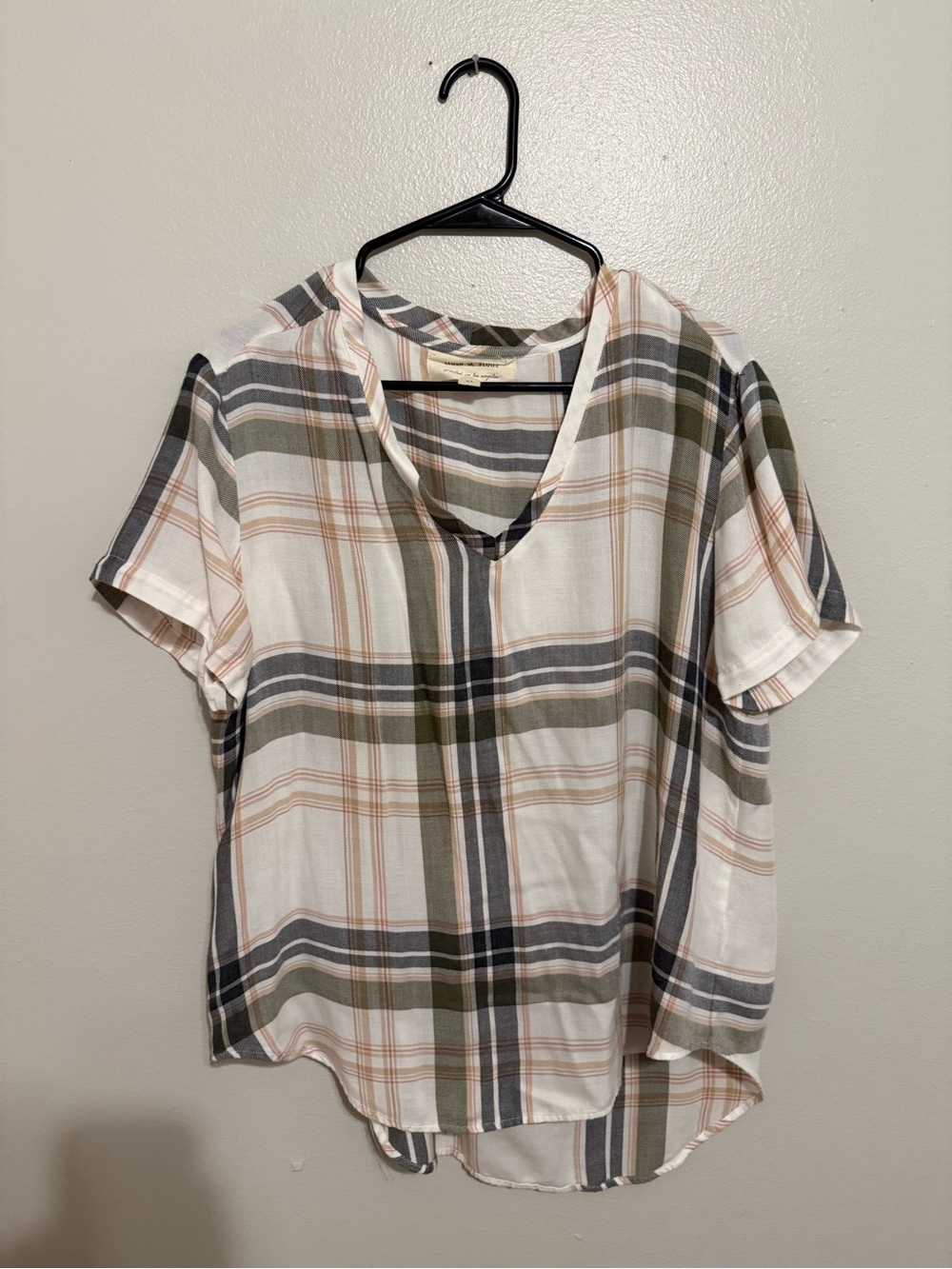 cloth & stone Plaid V-Neck Short Sleeve Top in White, Olive & Gray